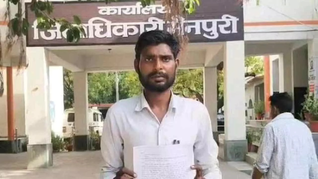 Mainpuri News:मैनपुरी में पट्टे की जमीन पर अवैध कब्जे का आरोप, पीड़ित परिवारों ने डीएम से लगाई गुहार