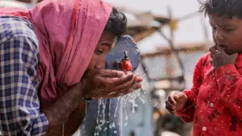 Shravasti News: श्रावस्ती में भीषण गर्मी का कहर, तापमान 45°C के पार; हीटवेव से बचाव के निर्देश जारी Shravasti News: श्रावस्ती में भीषण गर्मी का कहर, तापमान 45°C के पार; हीटवेव से बचाव के निर्देश जारी
