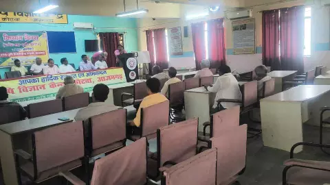 Azamgarh News: आजमगढ़ में किसान दिवस का आयोजन, किसानों को फसल एवं रोग बचाव की जानकारी दी गई