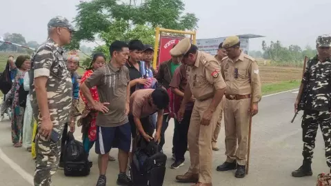 Shravasti News: श्रावस्ती में इंडो-नेपाल सीमा पर हाई अलर्ट, एएसपी ने सुईया बॉर्डर पर किया पैदल गश्त