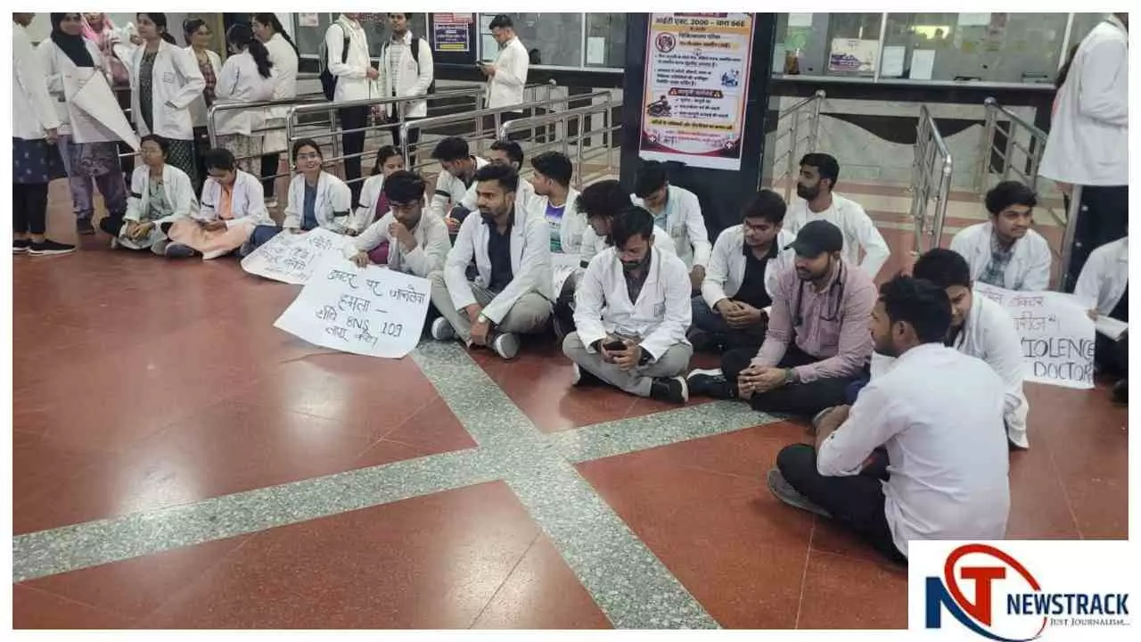 Jalaun News: जालौन मेडिकल कॉलेज में बवाल के बाद डॉक्टरों की हड़ताल, मरीज बेहाल Jalaun News: जालौन मेडिकल कॉलेज में बवाल के बाद डॉक्टरों की हड़ताल, मरीज बेहाल