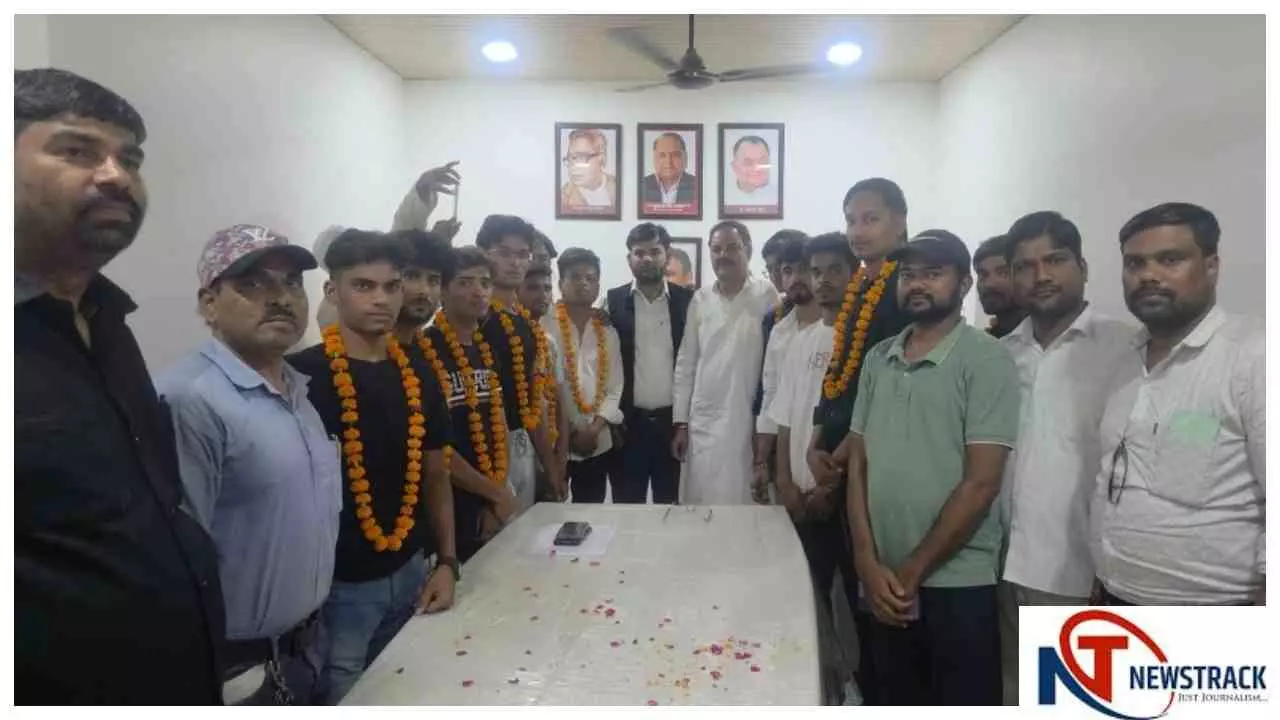 Jhansi News : जनता अखिलेश यादव को मुख्यमंत्री बनाना चाहती है: अरविन्द वशिष्ठ Jhansi News : जनता अखिलेश यादव को मुख्यमंत्री बनाना चाहती है: अरविन्द वशिष्ठ