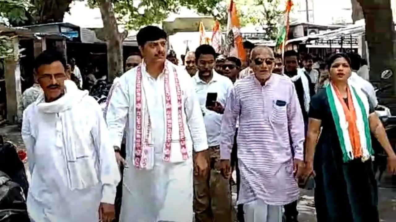 Hardoi: किसान आत्महत्या मामले में कांग्रेस का प्रदर्शन, लेखपाल की गिरफ्तारी और 50 लाख मुआवजे की मांग Hardoi: किसान आत्महत्या मामले में कांग्रेस का प्रदर्शन, लेखपाल की गिरफ्तारी और 50 लाख मुआवजे की मांग