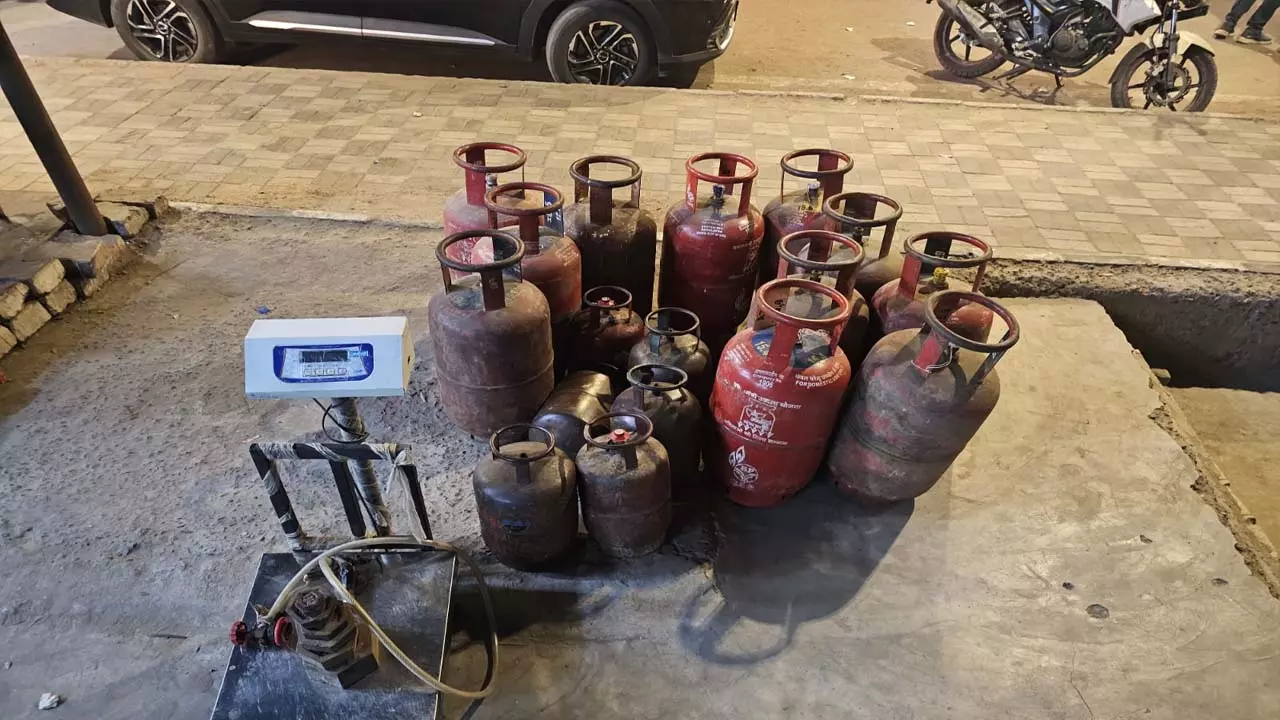 Black game of gas refilling was running from domestic cylinders, administration takes big action Black game of gas refilling was running from domestic cylinders, administration takes big action