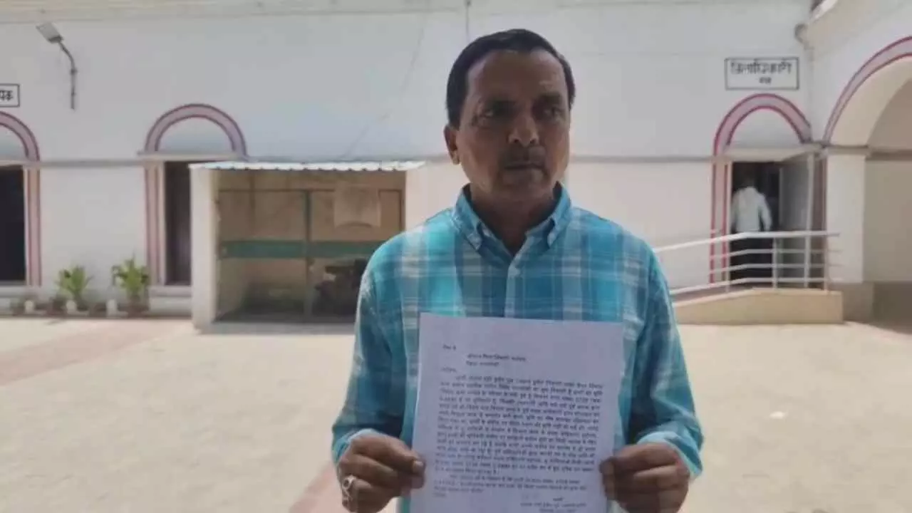 Raebareli News: रायबरेली में ब्लॉक परिसर के पास जमीन कब्जाने का आरोप, डीएम से न्याय की गुहार Raebareli News: रायबरेली में ब्लॉक परिसर के पास जमीन कब्जाने का आरोप, डीएम से न्याय की गुहार