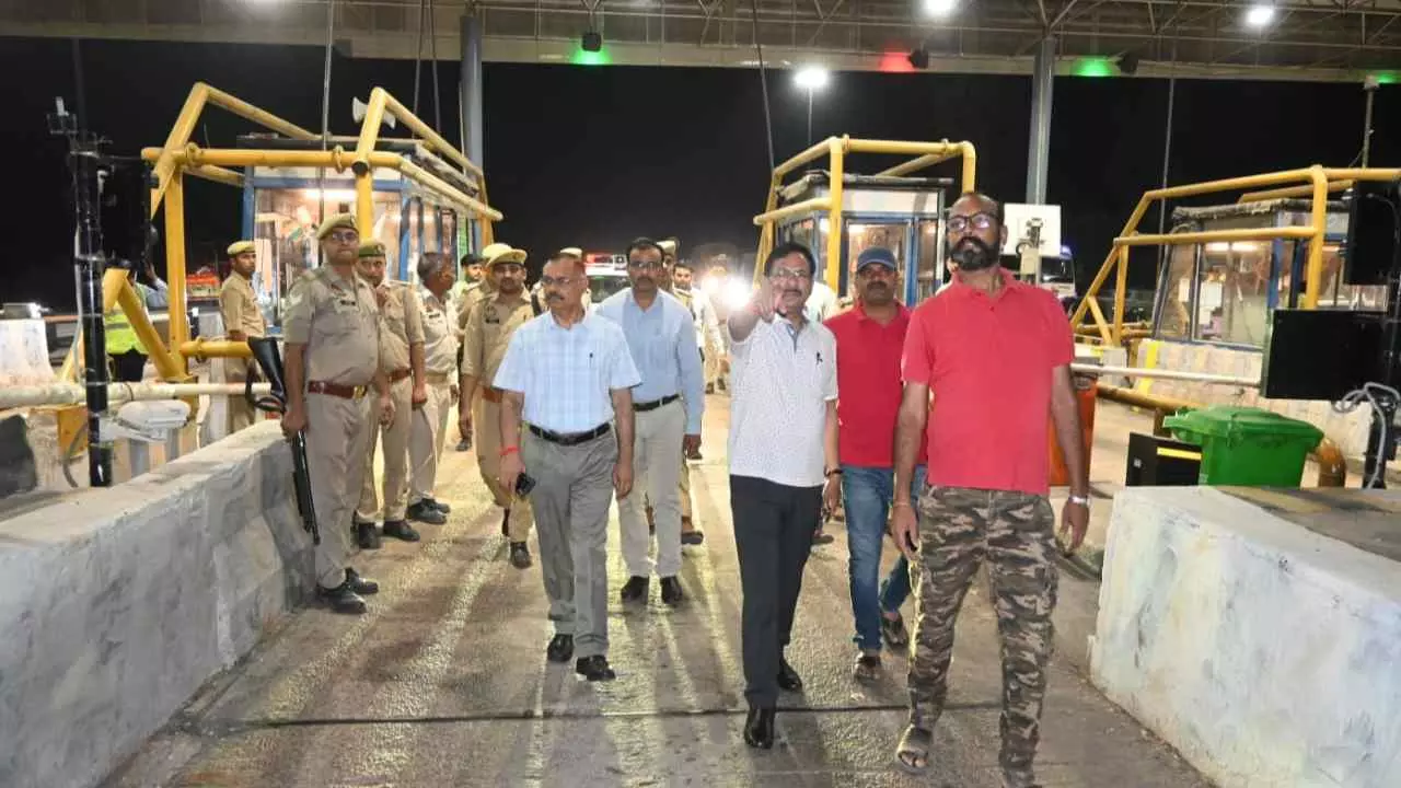 Jalaun News: जालौन हाईवे पर डीएम-एसपी का निरीक्षण, सड़क सुरक्षा को लेकर दिए सख्त निर्देश Jalaun News: जालौन हाईवे पर डीएम-एसपी का निरीक्षण, सड़क सुरक्षा को लेकर दिए सख्त निर्देश