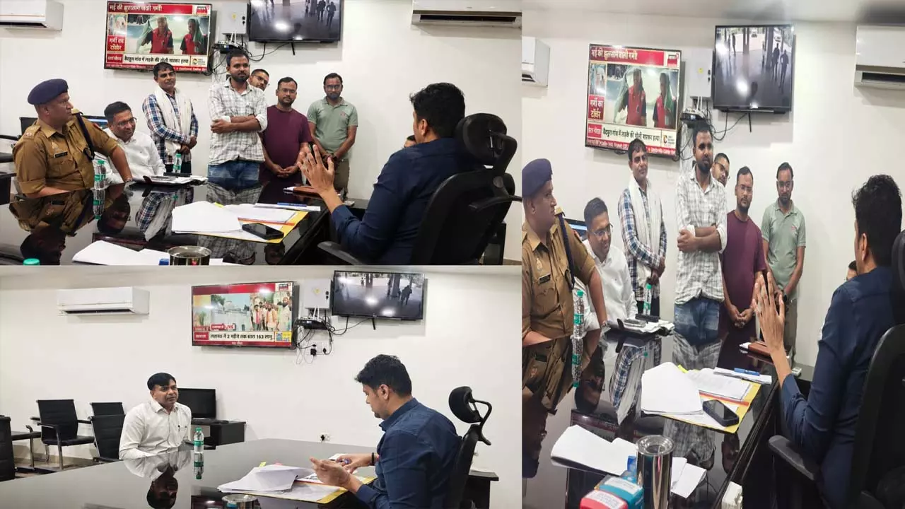 DM takes tests of students in Aligarh, gives mantras for success DM takes tests of students in Aligarh, gives mantras for success