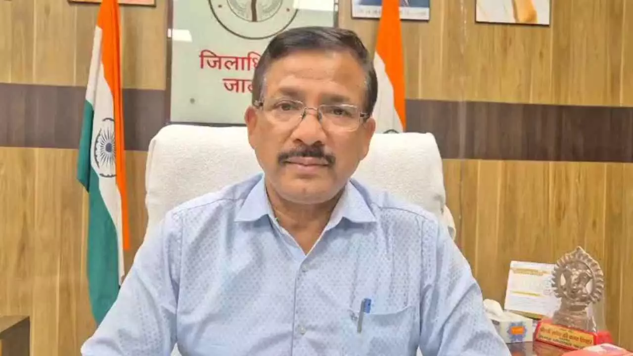 Jalaun News: जालौन में अवैध वसूली पर डीएम का एक्शन, वाटरमैन निलंबित कर विभागीय जांच के आदेश Jalaun News: जालौन में अवैध वसूली पर डीएम का एक्शन, वाटरमैन निलंबित कर विभागीय जांच के आदेश