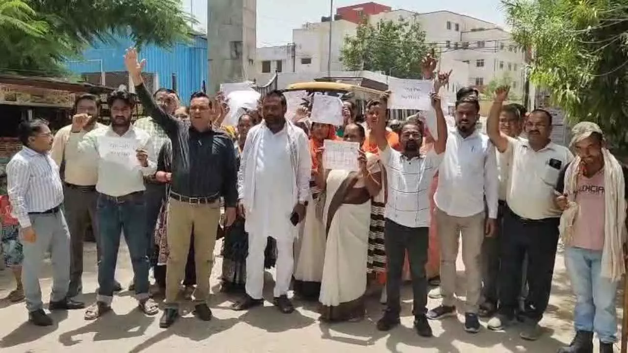 Hardoi News: वेतन न मिलने पर एनएचएम कर्मियों का कार्य बहिष्कार, मेडिकल कॉलेज गेट पर प्रदर्शन Hardoi News: वेतन न मिलने पर एनएचएम कर्मियों का कार्य बहिष्कार, मेडिकल कॉलेज गेट पर प्रदर्शन