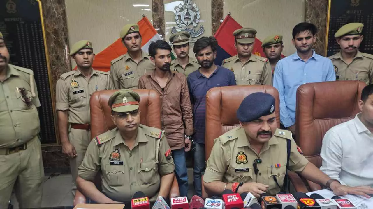 Meerut News: मेरठ में मिनी गन फैक्ट्री पकड़ी, दो अंतरराज्यीय हथियार तस्कर गिरफ्तार Meerut News: मेरठ में मिनी गन फैक्ट्री पकड़ी, दो अंतरराज्यीय हथियार तस्कर गिरफ्तार