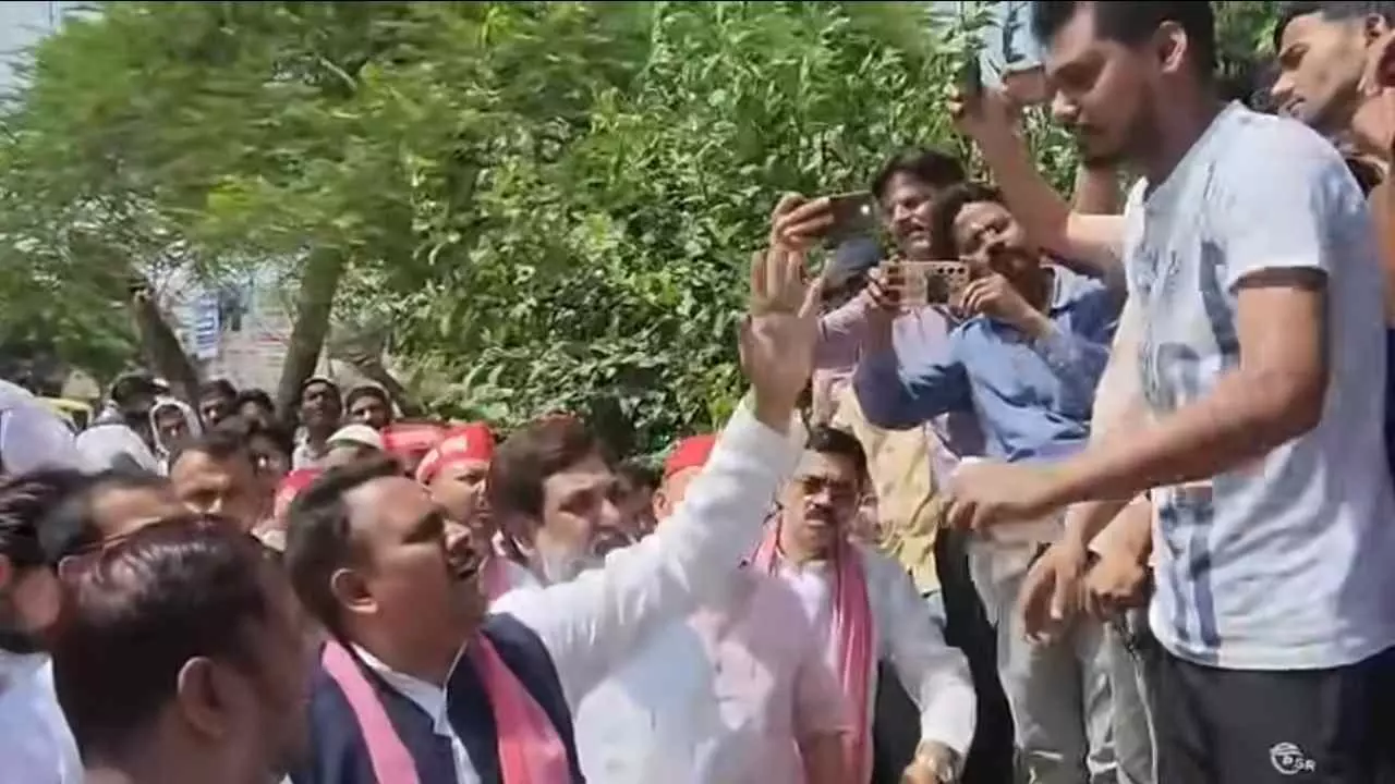 Hardoi: बुलडोजर कार्रवाई के बाद दुकानदारों से मिला सपा प्रतिनिधिमंडल, बातचीत के दौरान लगा गंभीर आरोप Hardoi: बुलडोजर कार्रवाई के बाद दुकानदारों से मिला सपा प्रतिनिधिमंडल, बातचीत के दौरान लगा गंभीर आरोप