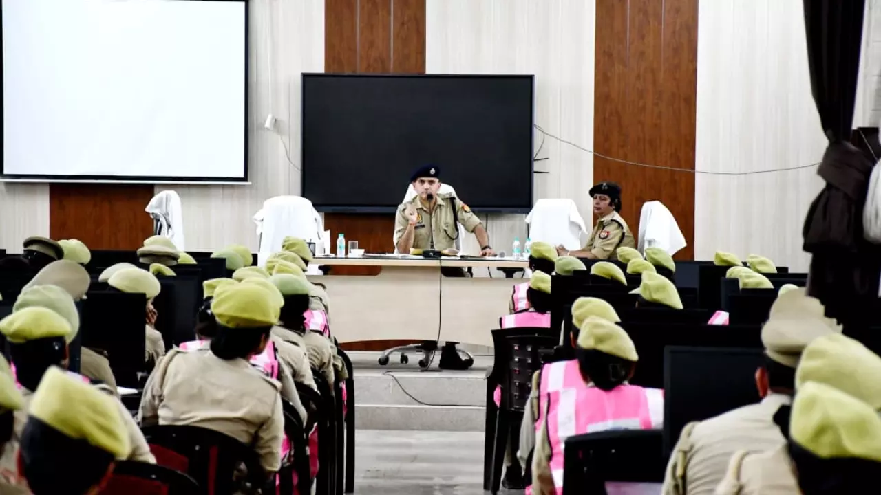 Aligarh News: मिशन शक्ति और एंटीरोमियो व्यवस्था को और प्रभावी बनाने के निर्देश, SSP ने की समीक्षा बैठक Aligarh News: मिशन शक्ति और एंटीरोमियो व्यवस्था को और प्रभावी बनाने के निर्देश, SSP ने की समीक्षा बैठक