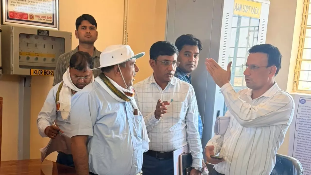 Jhansi News: बीरपुर खंड में नव विद्युतीकृत एवं दोहरीकृत रेल लाइन का निरीक्षण Jhansi News: बीरपुर खंड में नव विद्युतीकृत एवं दोहरीकृत रेल लाइन का निरीक्षण