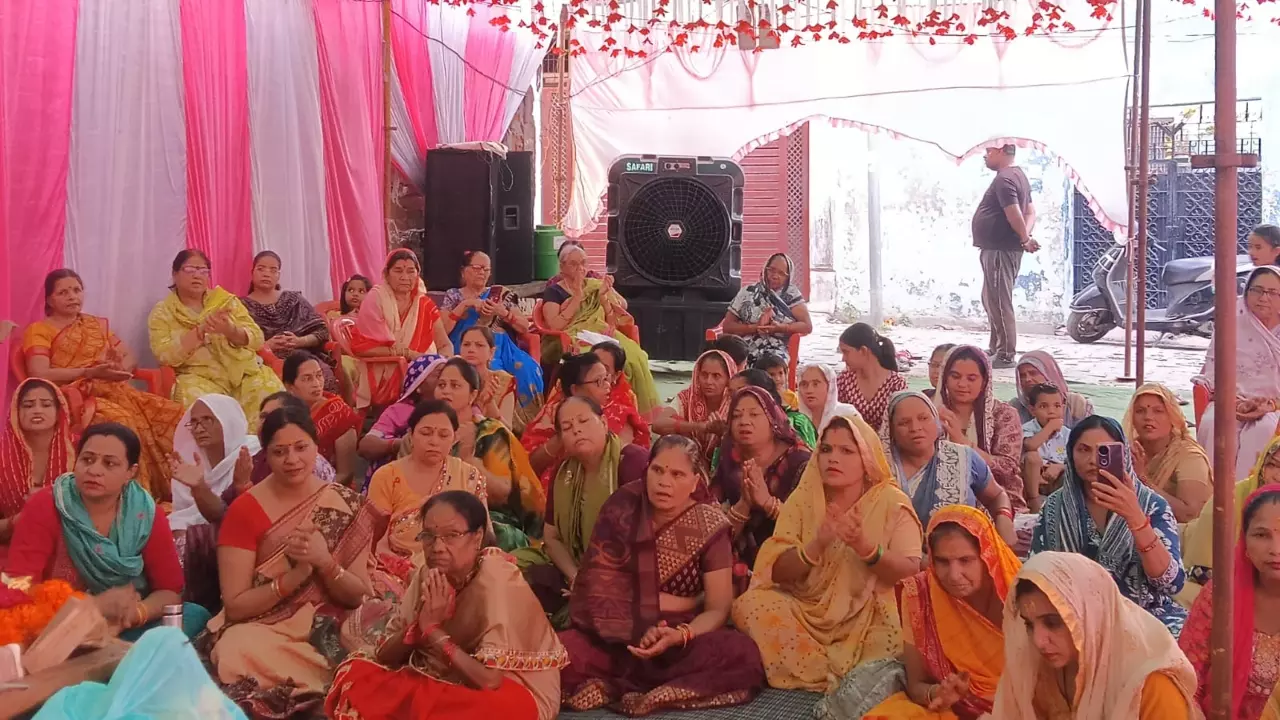 Aligarh News: श्रीमद्भागवत कथा के तृतीय दिवस में गूंजा भक्त प्रह्लाद का प्रसंग, भक्तिभाव में झूमे श्रद्धालु Aligarh News: श्रीमद्भागवत कथा के तृतीय दिवस में गूंजा भक्त प्रह्लाद का प्रसंग, भक्तिभाव में झूमे श्रद्धालु