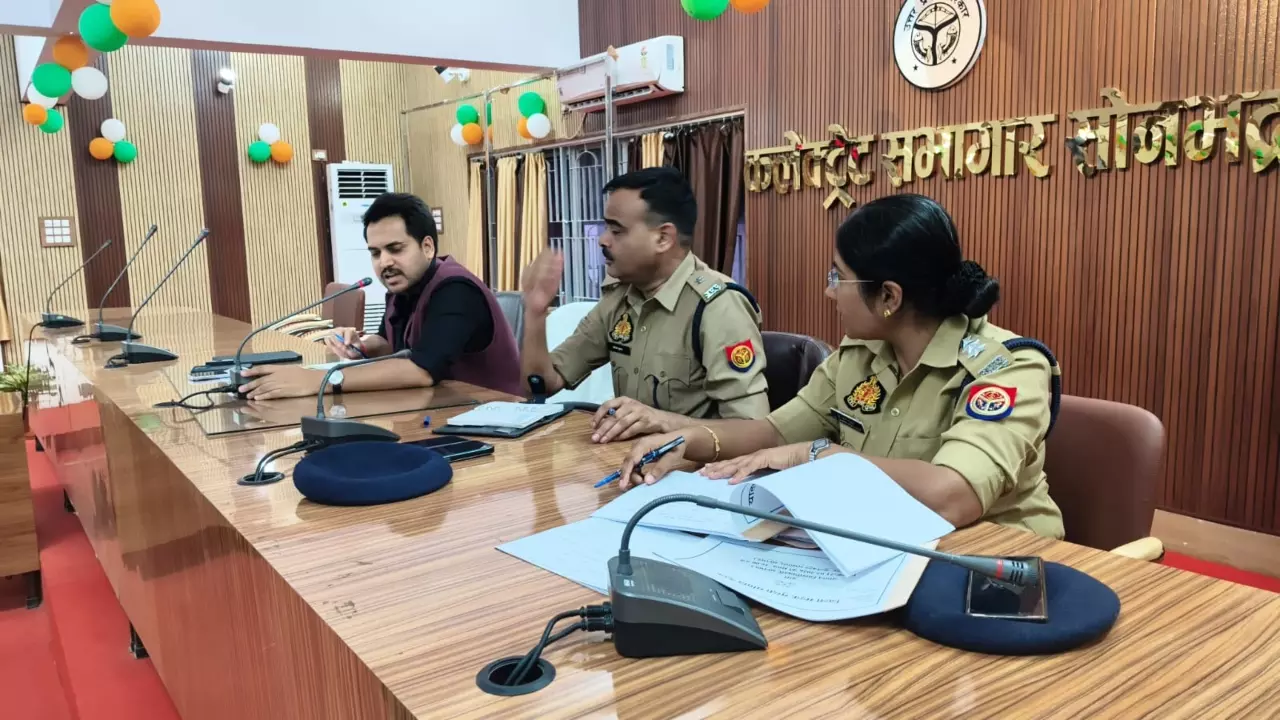 Sonbhadra News: सोनभद्र में सड़क हादसों पर सख्ती, ब्लैक स्पॉटों पर लगेगी ‘कैट आई’, स्कूल बसों की रोज होगी जांच