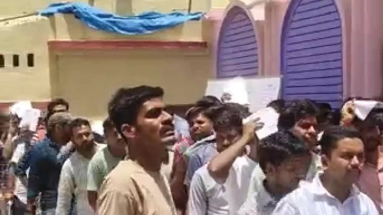 Hardoi News: कड़ी सुरक्षा के बीच संपन्न हुई लेखपाल भर्ती परीक्षा, 727 अभ्यर्थियों ने छोड़ी परीक्षा Hardoi News: कड़ी सुरक्षा के बीच संपन्न हुई लेखपाल भर्ती परीक्षा, 727 अभ्यर्थियों ने छोड़ी परीक्षा