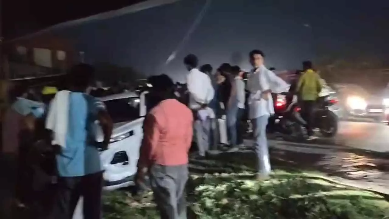 Jalaun News: उरई में तेज रफ्तार कार का कहर, नशे में चालक ने कई लोगों को मारी टक्कर Jalaun News: उरई में तेज रफ्तार कार का कहर, नशे में चालक ने कई लोगों को मारी टक्कर