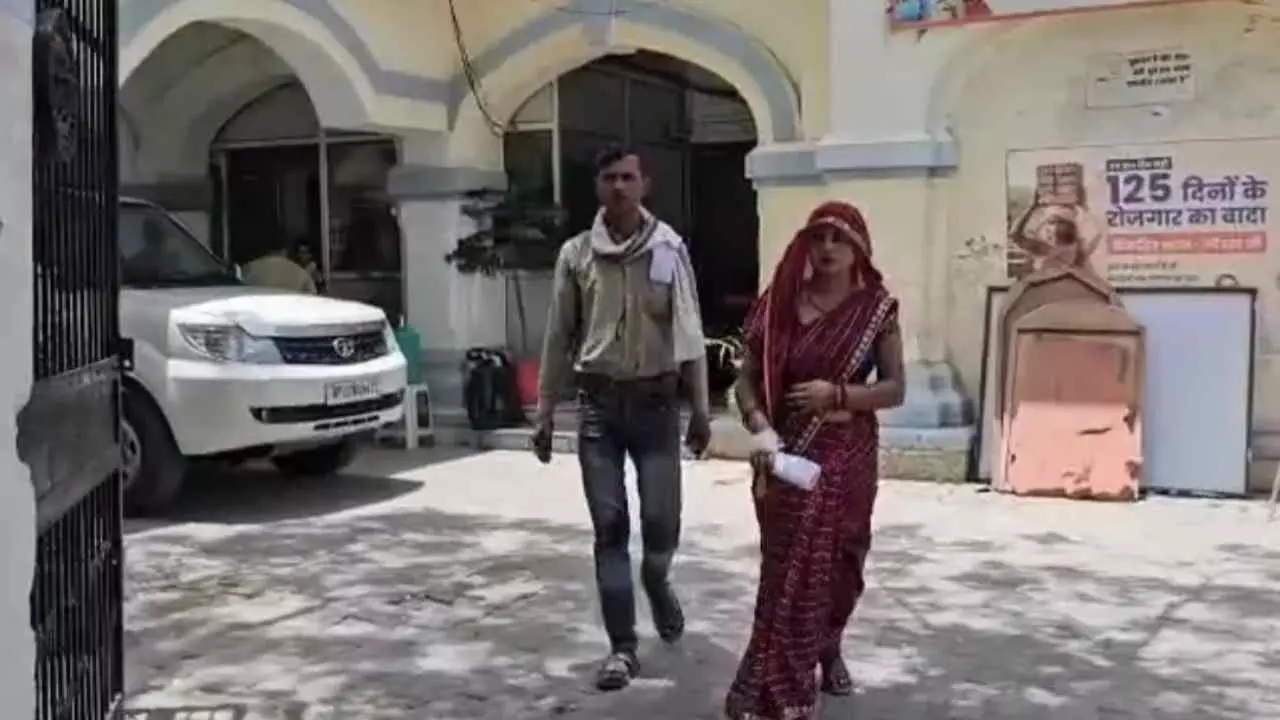 Mainpuri News: मारपीट की शिकायत लेकर एसपी कार्यालय पहुंची महिला, चार लोगों पर लगाए गंभीर आरोप Mainpuri News: मारपीट की शिकायत लेकर एसपी कार्यालय पहुंची महिला, चार लोगों पर लगाए गंभीर आरोप