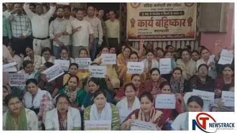 Shamli News : वेतन नहीं तो काम नहीं: शामली में NHM संविदाकर्मियों का अनिश्चितकालीन धरना
