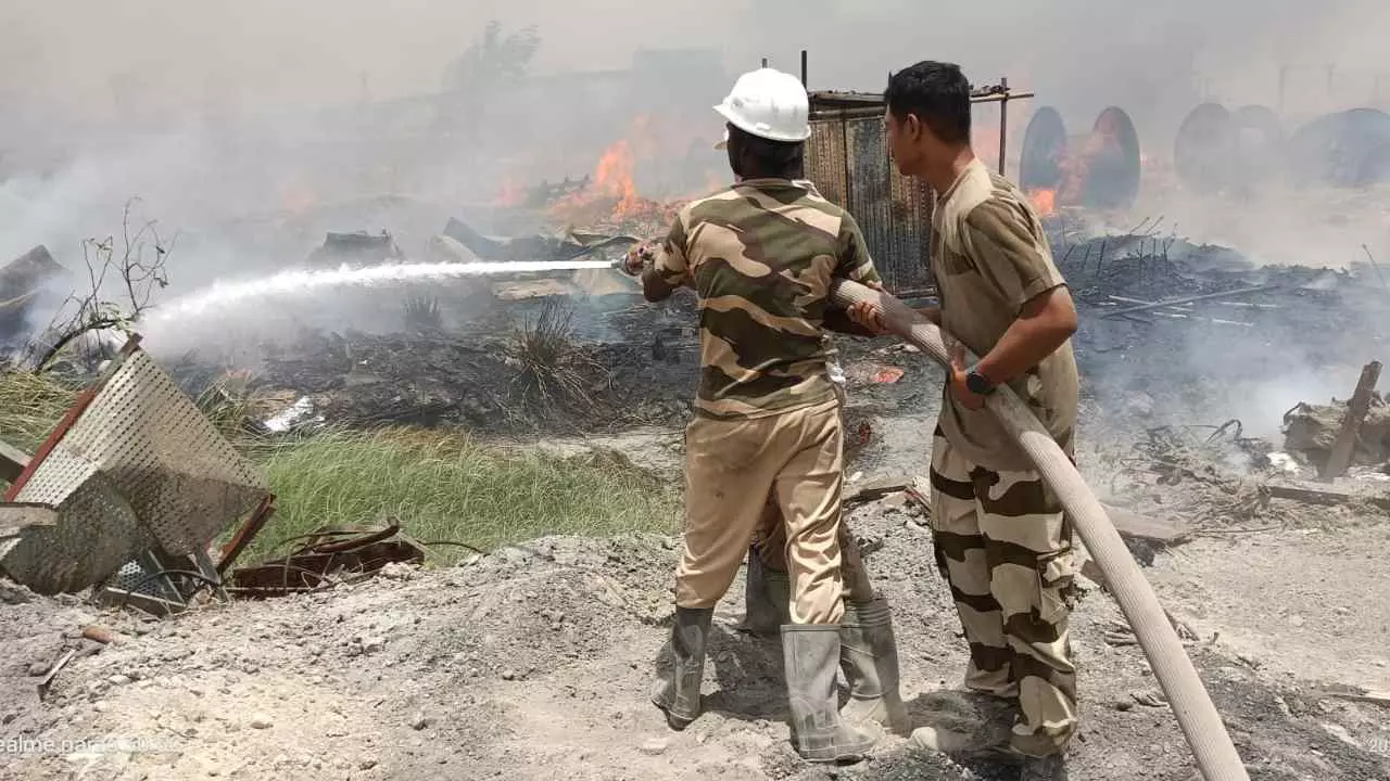 Etah News: CISF की सतर्कता से टला बड़ा हादसा, मलावन तापीय बिजली घर में भीषण आग पर समय रहते काबू Etah News: CISF की सतर्कता से टला बड़ा हादसा, मलावन तापीय बिजली घर में भीषण आग पर समय रहते काबू