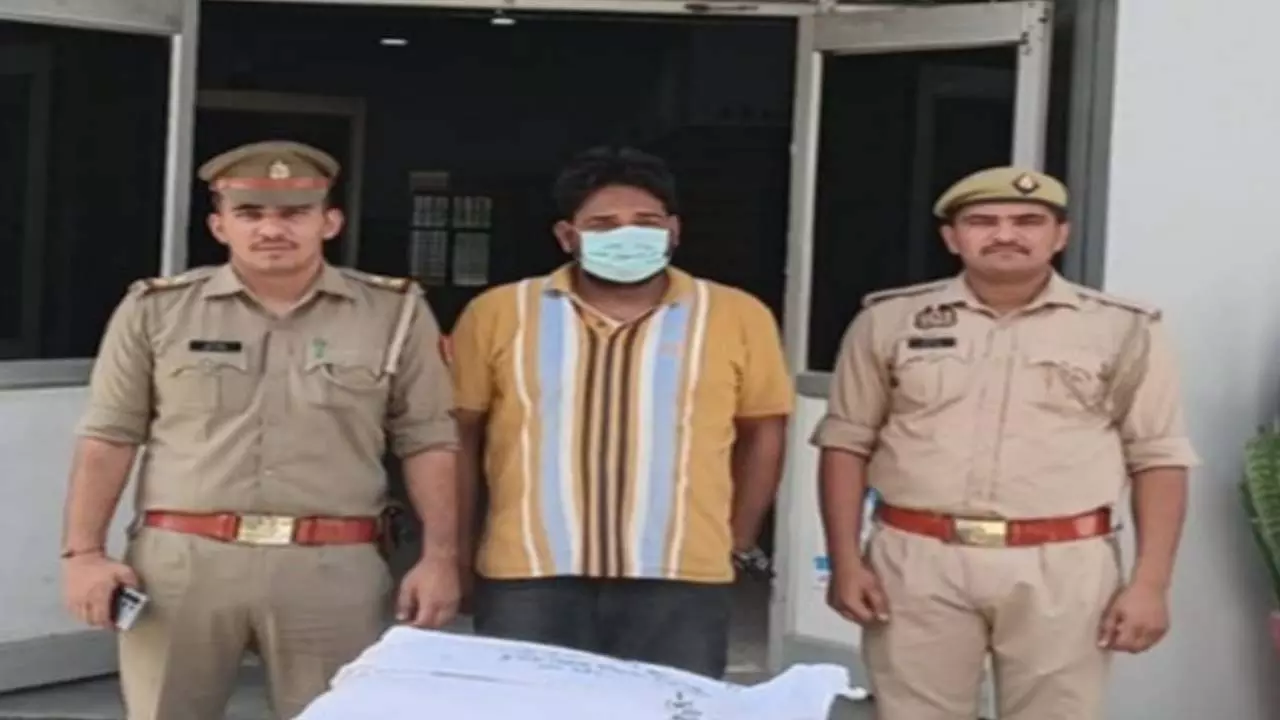 Smuggler arrested with 21.2 kg of ganja, bike recovered in Aligarh Smuggler arrested with 21.2 kg of ganja, bike recovered in Aligarh