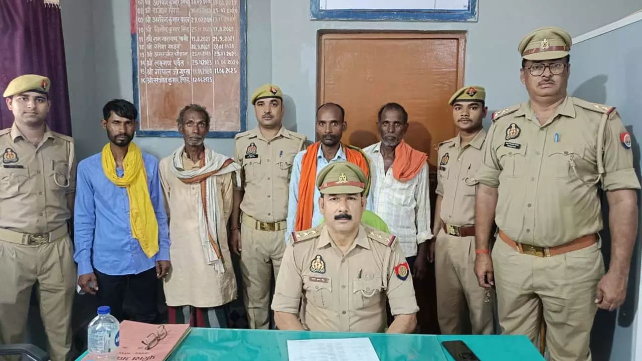 Police launch massive action against cows, 15 cows freed, 4 smugglers from Jharkhand arrested Police launch massive action against cows, 15 cows freed, 4 smugglers from Jharkhand arrested