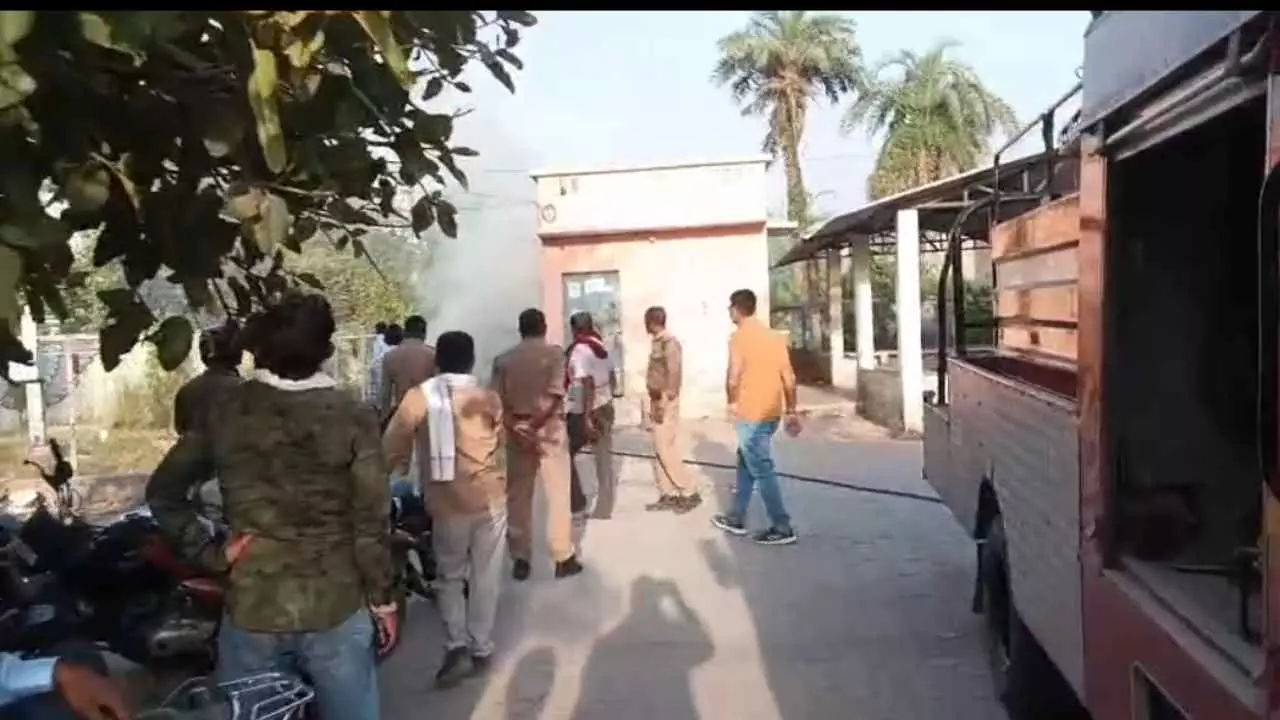 Raebareli News: भीषण गर्मी का सितम, सदर तहसील के जनरेटर में लगी भयंकर आग, मची अफरा-तफरी Raebareli News: भीषण गर्मी का सितम, सदर तहसील के जनरेटर में लगी भयंकर आग, मची अफरा-तफरी