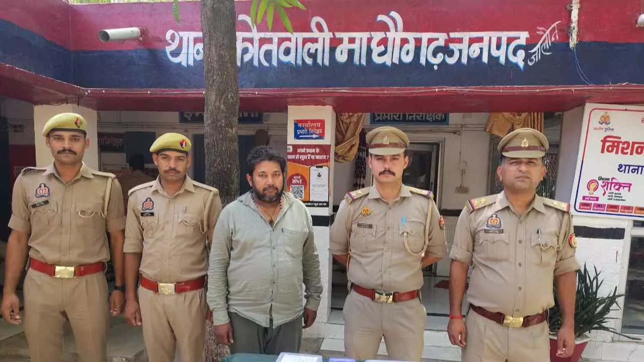 Jalaun News: ऑनलाइन आईपीएल सट्टा गिरोह का भंडाफोड़, एक गिरफ्तार, पांच फरार Jalaun News: ऑनलाइन आईपीएल सट्टा गिरोह का भंडाफोड़, एक गिरफ्तार, पांच फरार