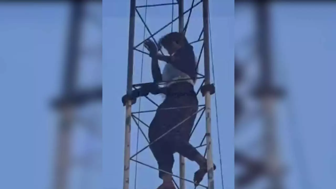 Girls climb tower to climb tower, riots in Gonda