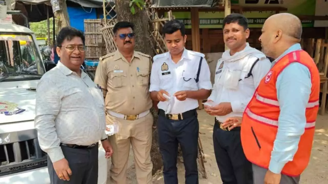 Shravasti News: भीषण गर्मी का कहर जारी, रेडक्रॉस ने सुरक्षाकर्मियों को बांटी ओआरएस और दवा किट