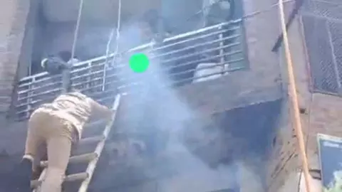Etah News: एटा में भीषण अग्निकांडों से हड़कंप: जैथरा बाजार और मेडिकल कॉलेज में आग से लाखों का नुकसान
