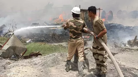 Etah News: CISF की सतर्कता से टला बड़ा हादसा, मलावन तापीय बिजली घर में भीषण आग पर समय रहते काबू