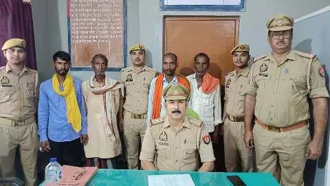 Police launch massive action against cows, 15 cows freed, 4 smugglers from Jharkhand arrested Police launch massive action against cows, 15 cows freed, 4 smugglers from Jharkhand arrested