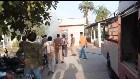 Raebareli News: भीषण गर्मी का सितम, सदर तहसील के जनरेटर में लगी भयंकर आग, मची अफरा-तफरी
