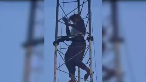Girls climb tower to climb tower, riots in Gonda