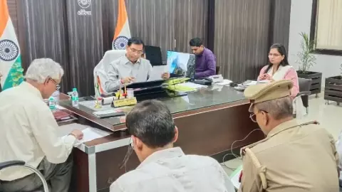 Auraiya News: मादक पदार्थों के अवैध कारोबार पर प्रशासन सख्त,डीएम की अध्यक्षता में हुई समीक्षा बैठक
