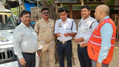 Shravasti News: भीषण गर्मी का कहर जारी, रेडक्रॉस ने सुरक्षाकर्मियों को बांटी ओआरएस और दवा किट Shravasti News: भीषण गर्मी का कहर जारी, रेडक्रॉस ने सुरक्षाकर्मियों को बांटी ओआरएस और दवा किट