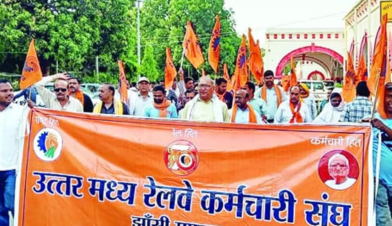 Employees protest against order to eliminate 30,000 posts in railways, memorandum submitted to DRM Employees protest against order to eliminate 30,000 posts in railways, memorandum submitted to DRM