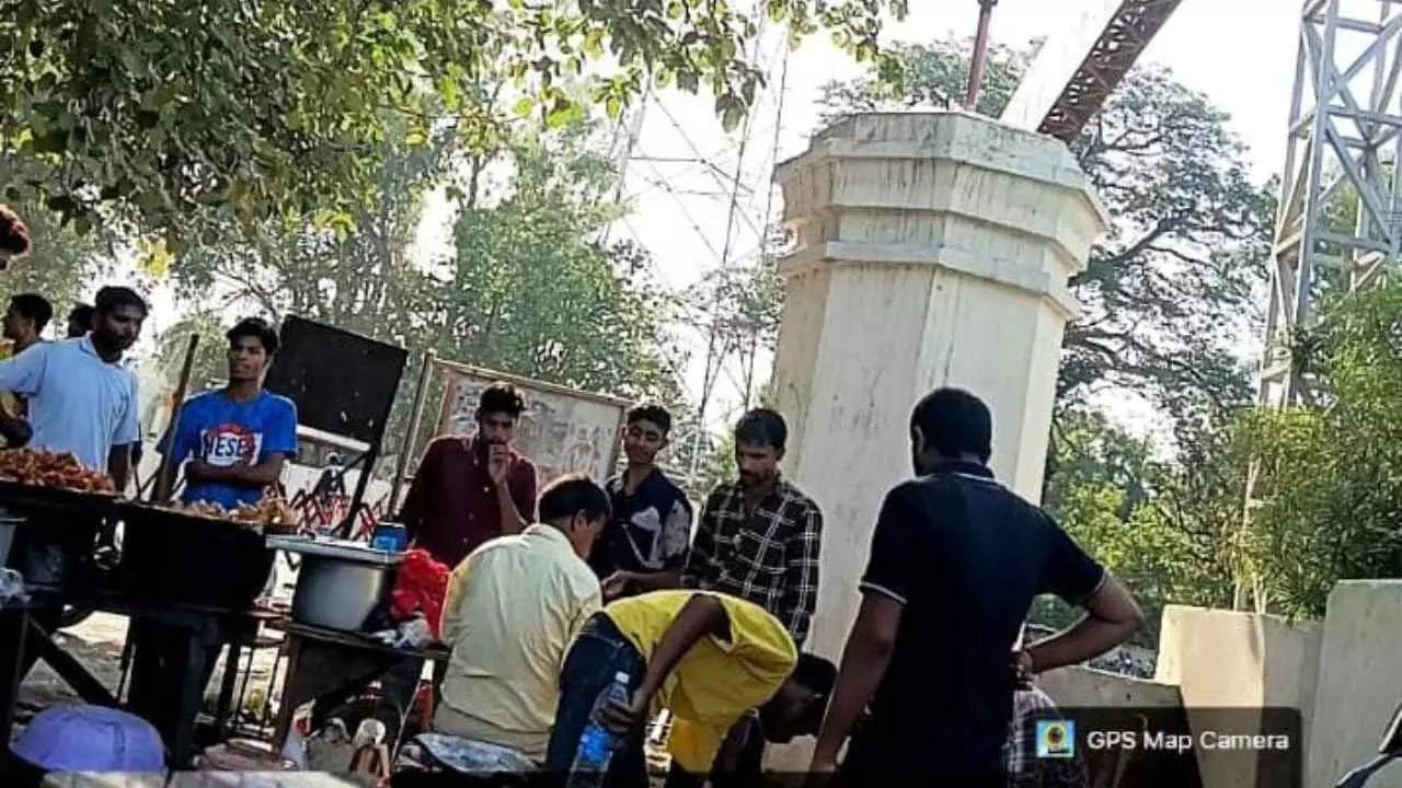 Gonda News: परीक्षा देने आए 14 छात्रों के मोबाइल बाइक की डिग्गी तोड़कर दिनदहाड़े चोरी