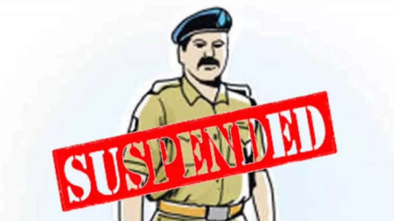 Chandauli News: चंदौली में दरोगा सस्पेंड: मोबाइल छिनैती की रिपोर्ट बदलने का था दबाव Chandauli News: चंदौली में दरोगा सस्पेंड: मोबाइल छिनैती की रिपोर्ट बदलने का था दबाव