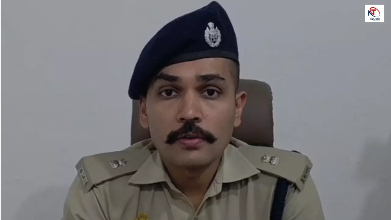 Jalaun News: पैसे उड़ाने का वीडियो वायरल, जालौन में पुलिसकर्मी सस्पेंड Jalaun News: पैसे उड़ाने का वीडियो वायरल, जालौन में पुलिसकर्मी सस्पेंड
