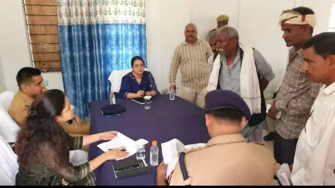 Shravasti: डीएम और एसपी ने थाना कोतवाली भिनगा में सुनी फरियाद, शिकायतों के निस्तारण के दिए निर्देश Shravasti: डीएम और एसपी ने थाना कोतवाली भिनगा में सुनी फरियाद, शिकायतों के निस्तारण के दिए निर्देश