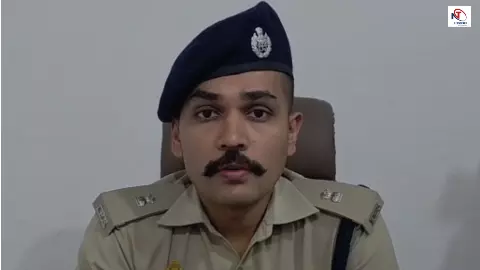 Jalaun News: पैसे उड़ाने का वीडियो वायरल, जालौन में पुलिसकर्मी सस्पेंड Jalaun News: पैसे उड़ाने का वीडियो वायरल, जालौन में पुलिसकर्मी सस्पेंड