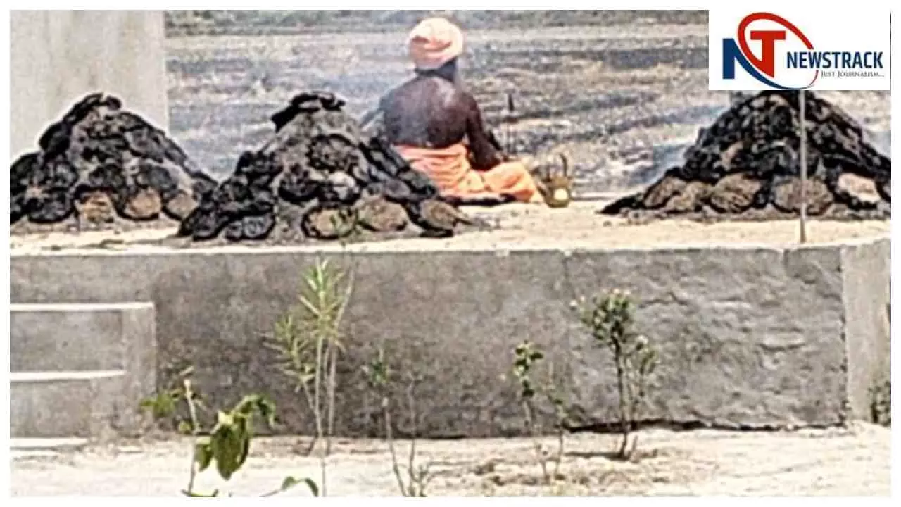 Etah News :भीषण गर्मी में अग्नि तपस्या में लीन मौनी बाबा, खड़ेश्वरी साधना कर रहे संत Etah News :भीषण गर्मी में अग्नि तपस्या में लीन मौनी बाबा, खड़ेश्वरी साधना कर रहे संत