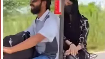 Short Video: गर्मी से बचने के लिए बाइक पर बना दी घास की झोपड़ी