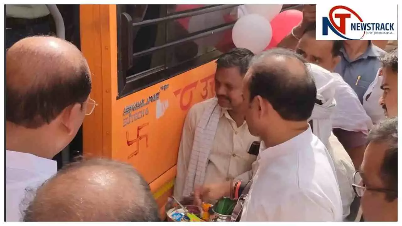 Chandauli News: धानापुर को मिली तीन रोडवेज बसों की सौगात, विधायक और ब्लॉक प्रमुख ने दिखाई हरी झंडी