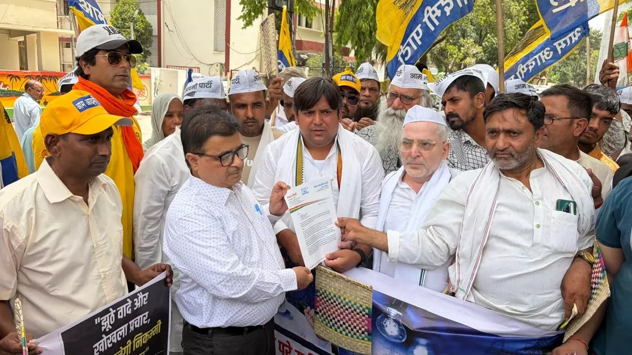 Meerut News: मेरठ में बिजली संकट पर आप का हल्ला बोल, कटौती और फर्जी बिलिंग के खिलाफ प्रदर्शन