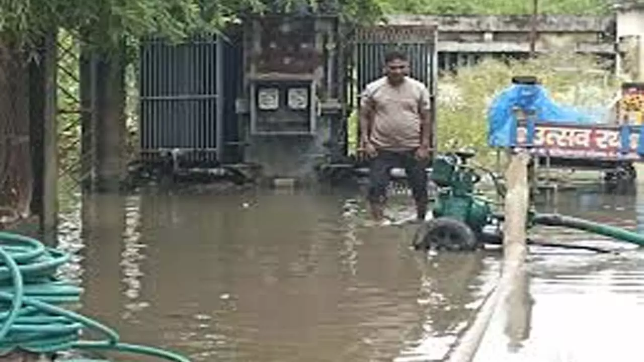 Fazilnagar electricity sub-center submerged in snowfall, demands restoration