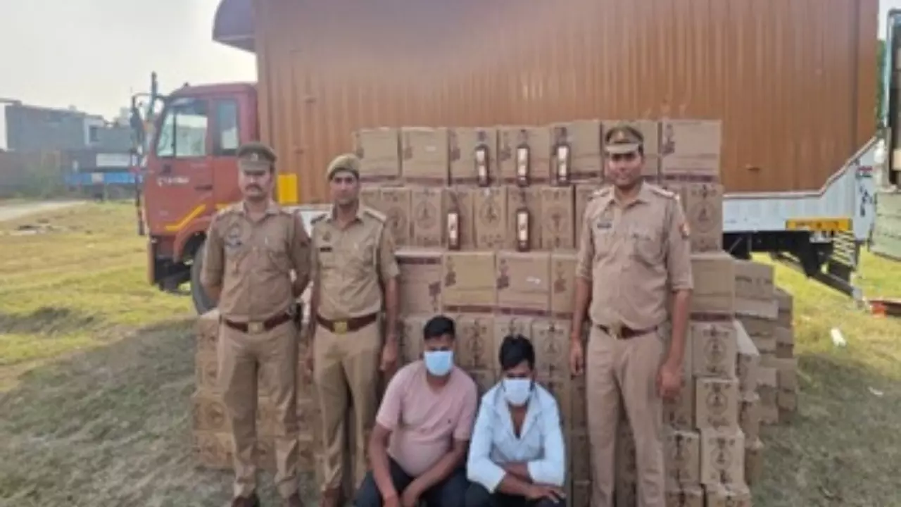 Hapur News: छिजारसी टोल पर बड़ा खुलासा, मैगी-बिस्किट की आड़ में 18 लाख की शराब बरामद, दो गिरफ्तार Hapur News: छिजारसी टोल पर बड़ा खुलासा, मैगी-बिस्किट की आड़ में 18 लाख की शराब बरामद, दो गिरफ्तार