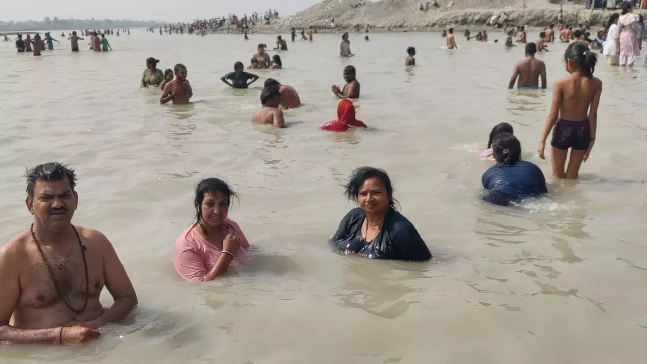 Bareilly News: गंगा दशहरा पर टनकपुर शारदा गंगा में श्रद्धालुओं ने लगाई आस्था की डुबकी Bareilly News: गंगा दशहरा पर टनकपुर शारदा गंगा में श्रद्धालुओं ने लगाई आस्था की डुबकी